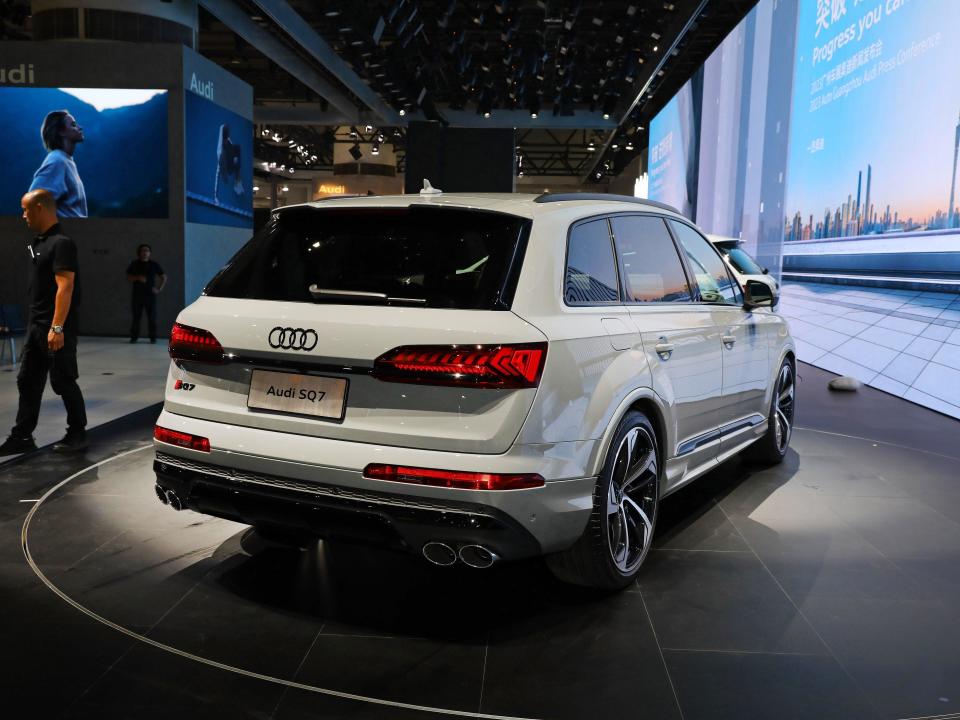 0t v8发动机,奥迪sq7暗夜骑士版开启预售117万元