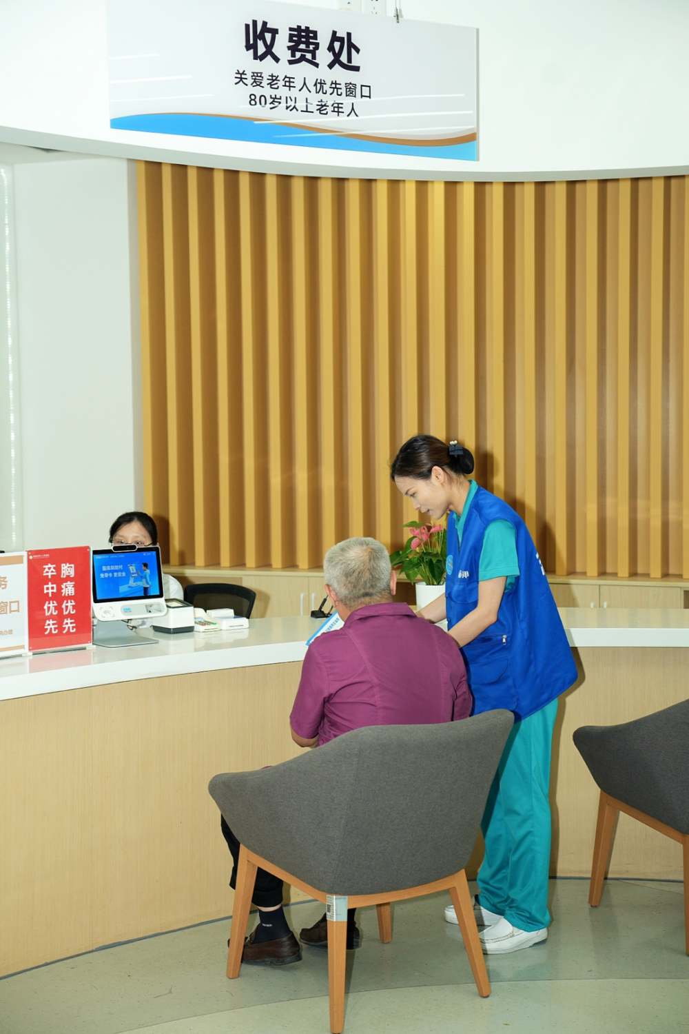 "7月10日当天,当老年体验官沈建光走进市七医院天府院区综合服务中心