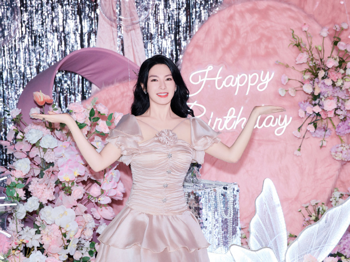 张雨绮晒照庆37岁生日,俏皮灵动惹人爱,被曝新恋情后更有女人味