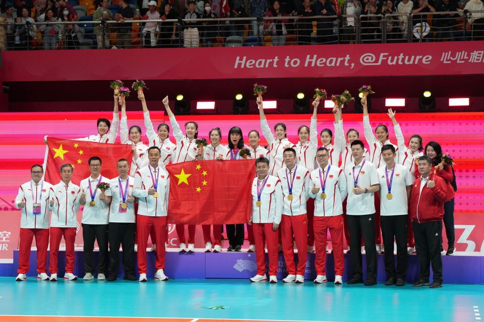 中国女排站上亚运冠军领奖台!-腾讯新闻