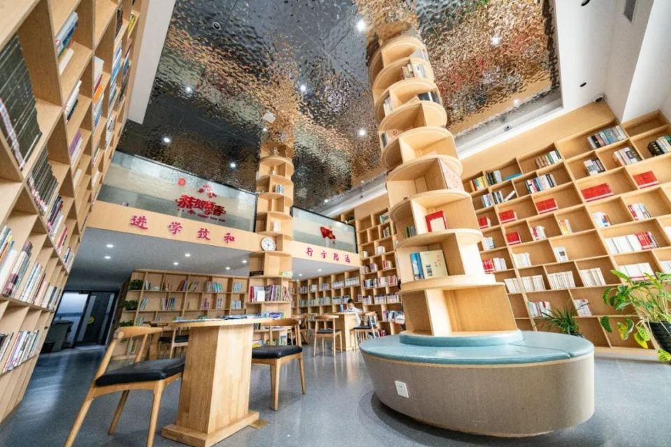 市民罗小容说:"我经常都会来图书馆看一看有什么适合我儿子读的书