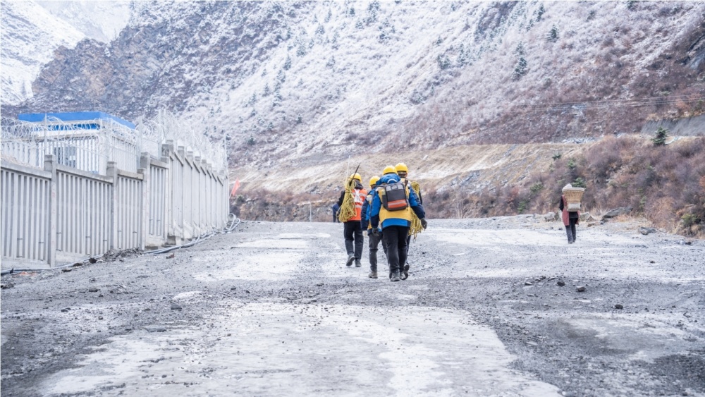 川青线上的"峭壁行者":回家给大山做"体检"_腾讯新闻