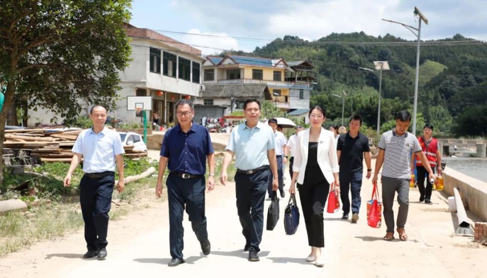 联合柳州市慈善总会到融安县板榄镇泗安村慰问洪涝灾害受灾困难群众