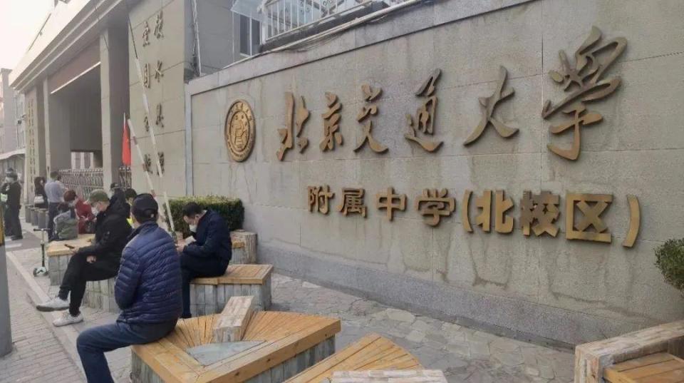 超暖心！北京这些中小学设置家长等候区，勾勒儿童友好城市空间_腾讯新闻
