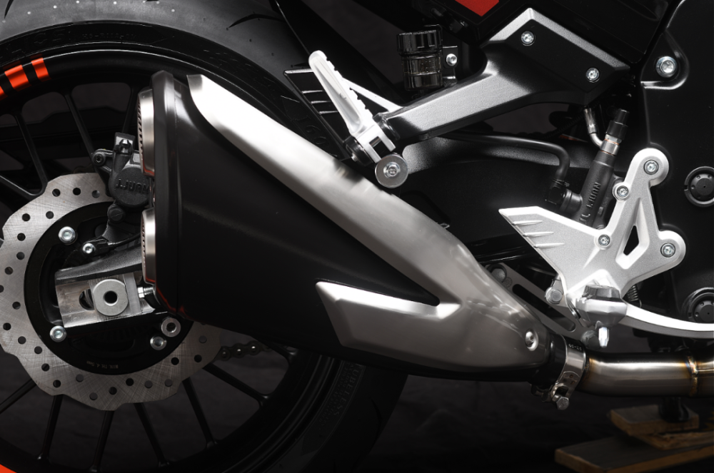 现场展车还是海外的swm标,国内替换为鑫源标.