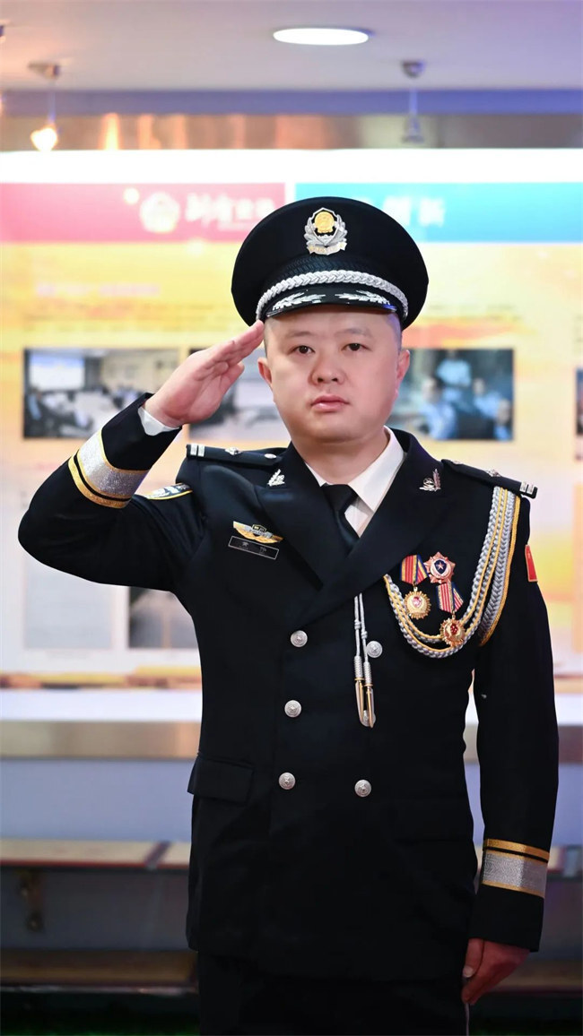 "小镇警察"黄伟:在平凡的岗位描绘好"枫警"