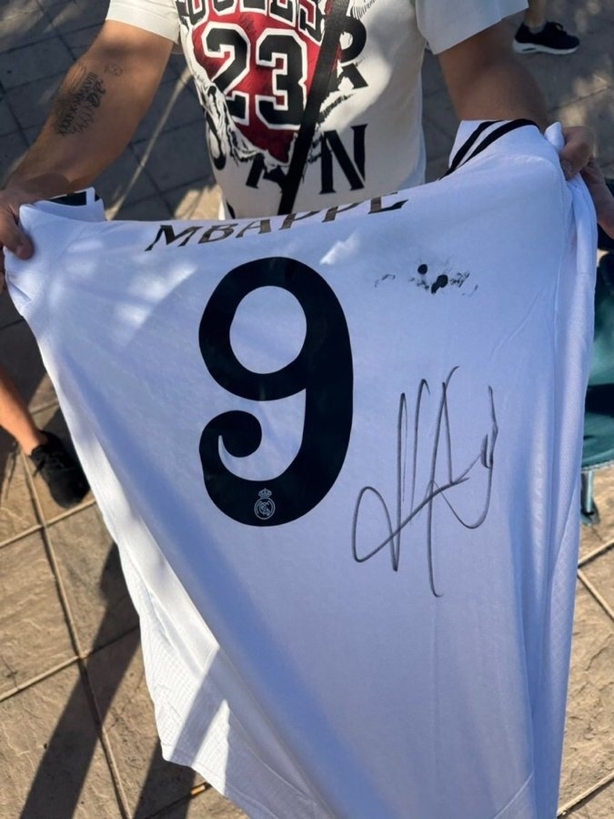 姆巴佩签名长这样?这件值多少?球迷晒姆巴佩亲笔签名