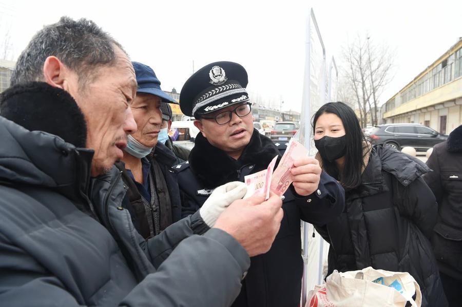 定陶公安民警手把手教你如何识假币_腾讯新闻