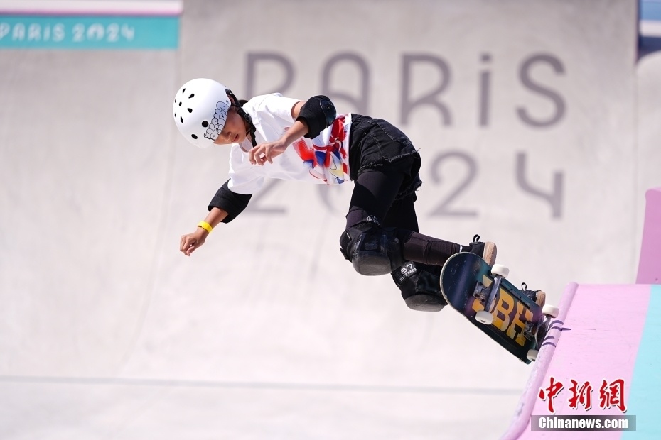 (巴黎奥运)中国代表团最小运动员郑好好亮相滑板女子碗池赛