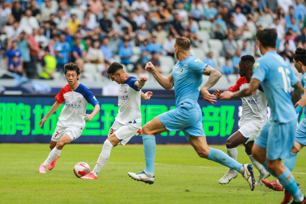 (体育)足球——中超:上海申花胜深圳新鹏城