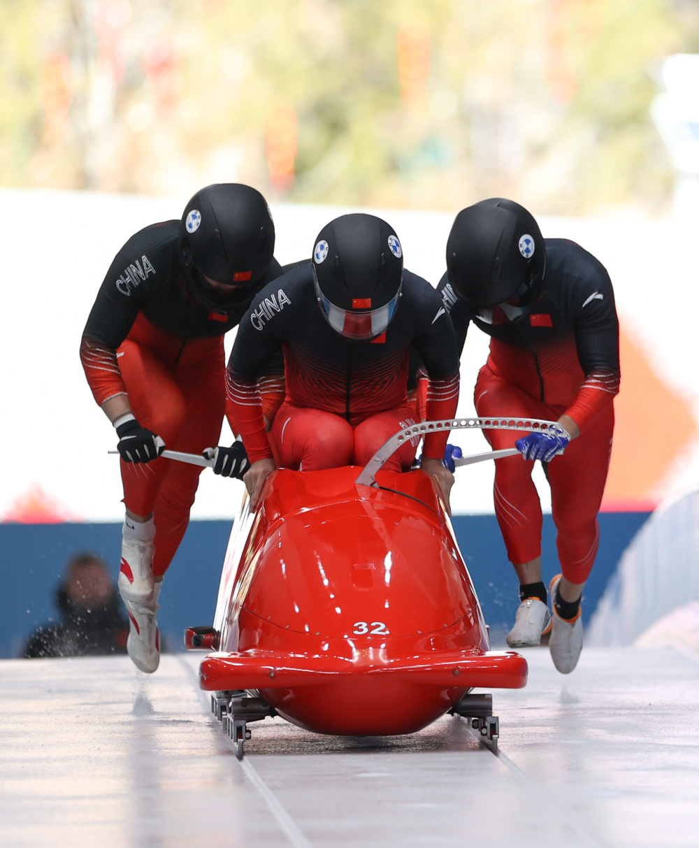 4人滑雪车图片