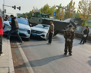 轿车违规掉头撞上装甲车，车身拧成“麻花”