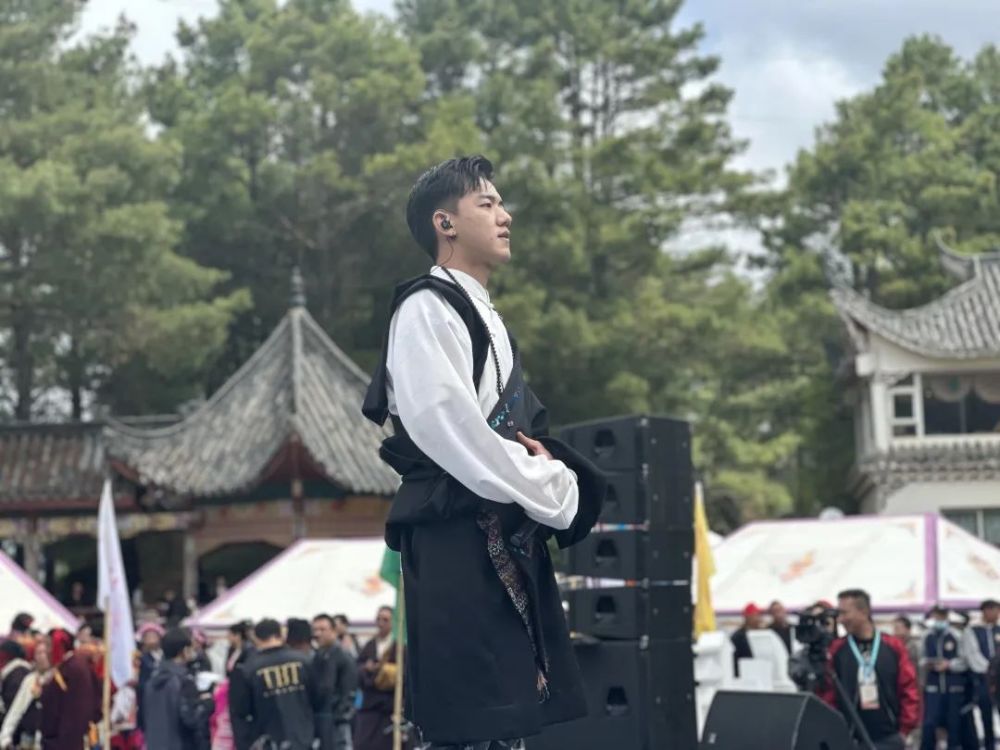 万人空巷盛况空前康定市四月八跑马山转山会非遗民俗活动启动