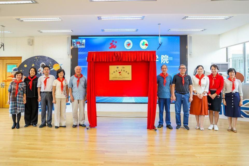 "老科学家科普天团"闪亮登场, "小桂花少年科学院"揭牌成立_腾讯新闻
