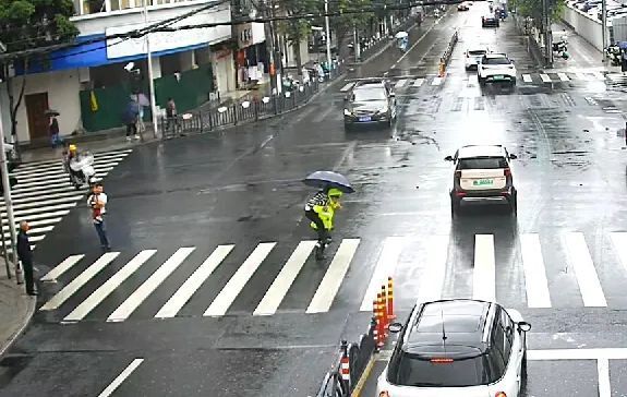 遂昌戴马巧，你在雨中背人奔跑的样子可真帅！_腾讯新闻
