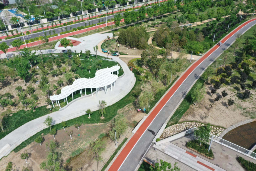 我市今年重点打造的"一环十一园"之一的新梅江公园,又名中央绿轴公园