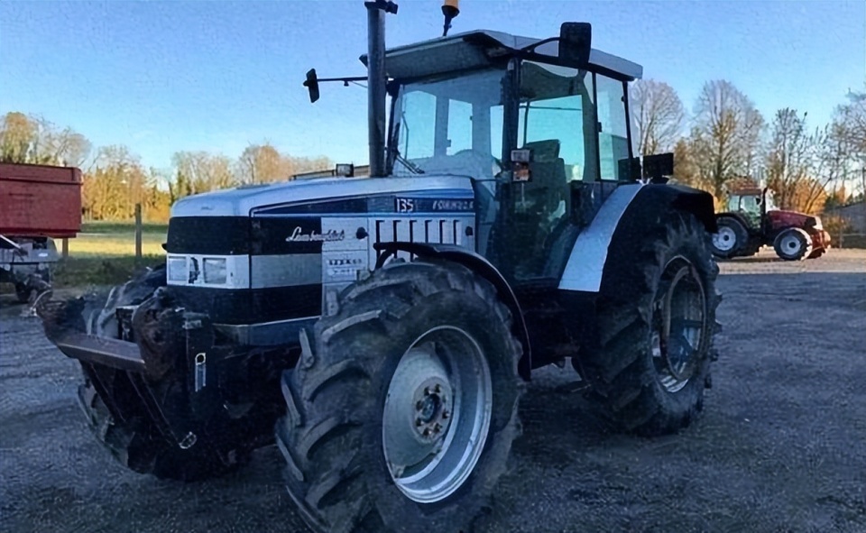 从农田里钻出一头"牛",和法拉利成为宿敌值得注意的是,兰博基尼拖拉机