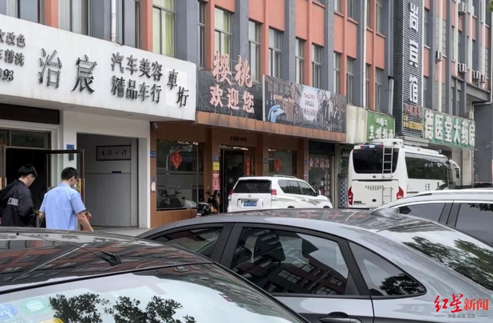 街坊称江阴枪击案一嫌犯“曾有不止一家公司，感觉不缺钱”，听到案件消息很惊讶