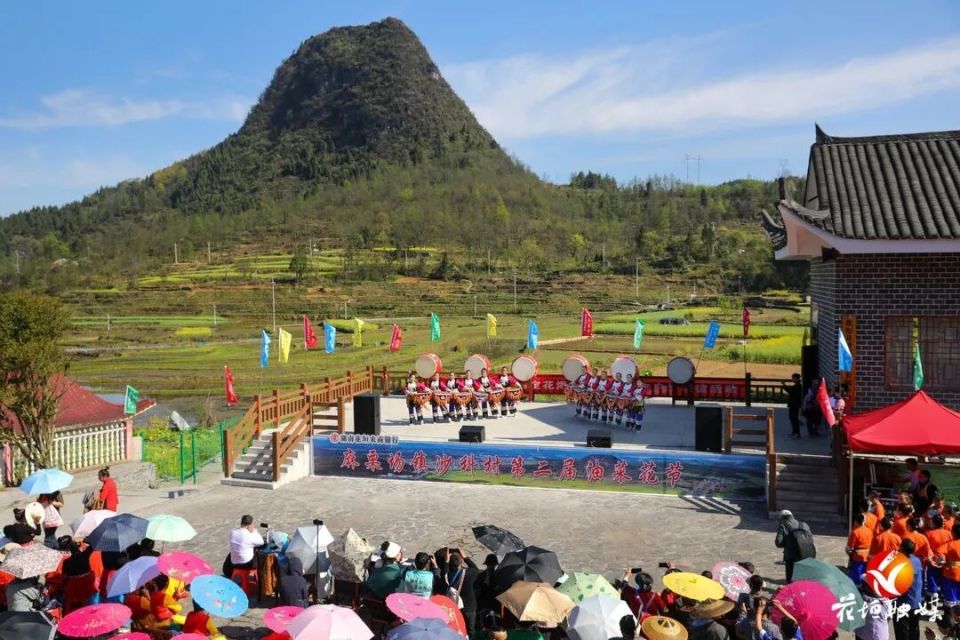 麻栗场镇沙科村:广场舞激情开赛,村民舞出新精彩_腾讯新闻