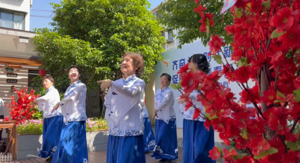 来自公交新村合唱队的阿姨们,柔情似水地演唱了一首沪语歌曲《上海谣