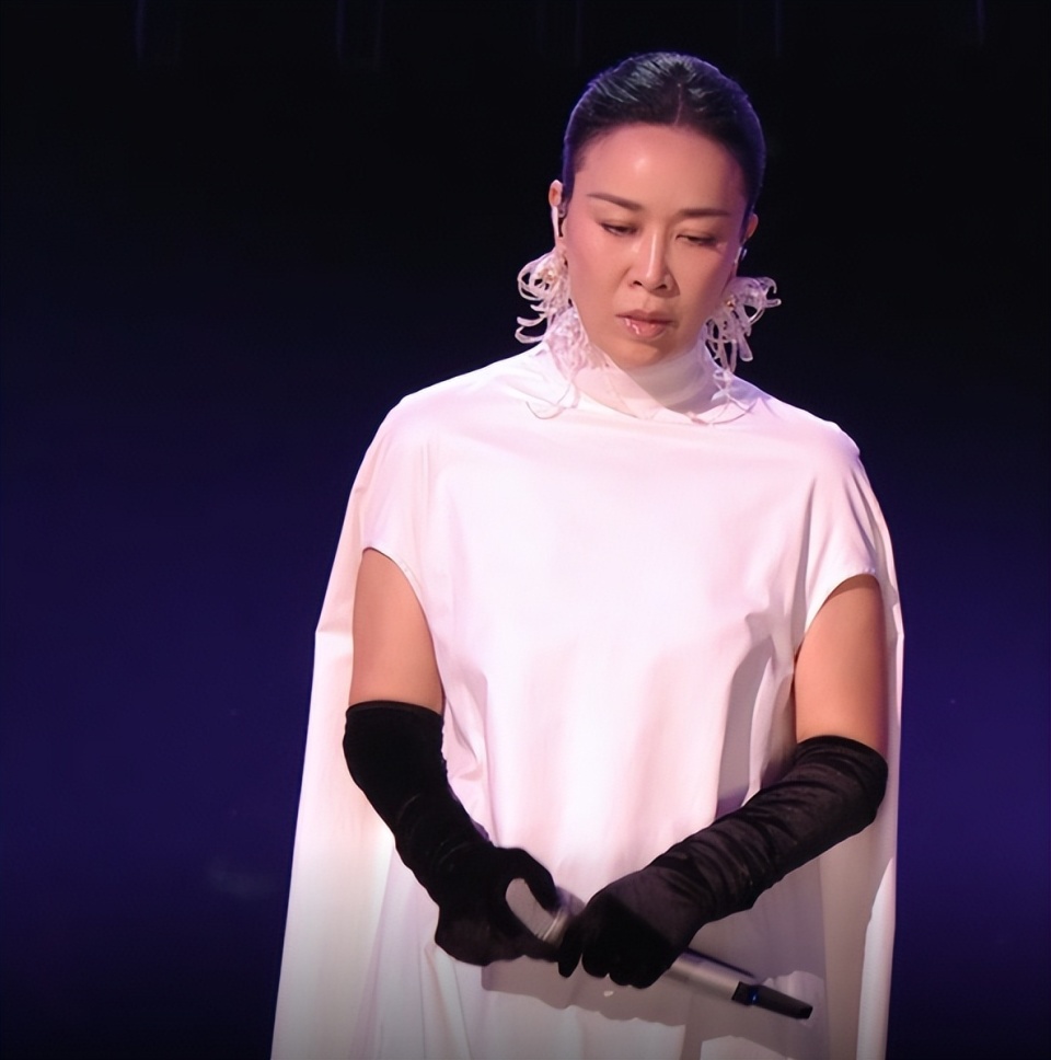 那英泪洒《歌手》舞台背后,既是想念离世的父亲,也有讨好观众的小心翼