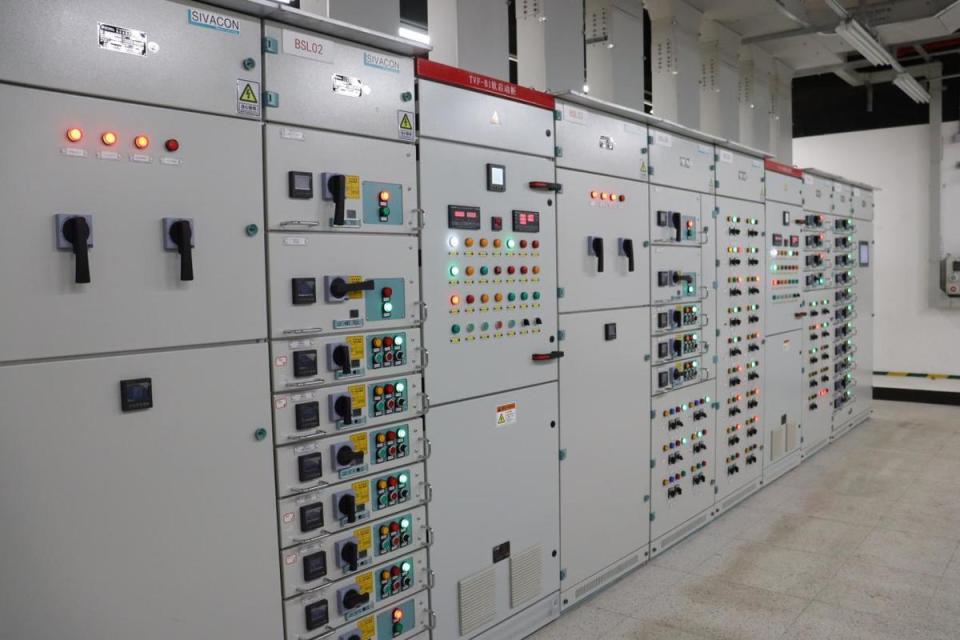 哈尔滨地铁3号线丁香公园站,河松街站,公路大桥站400v开关柜成功送电