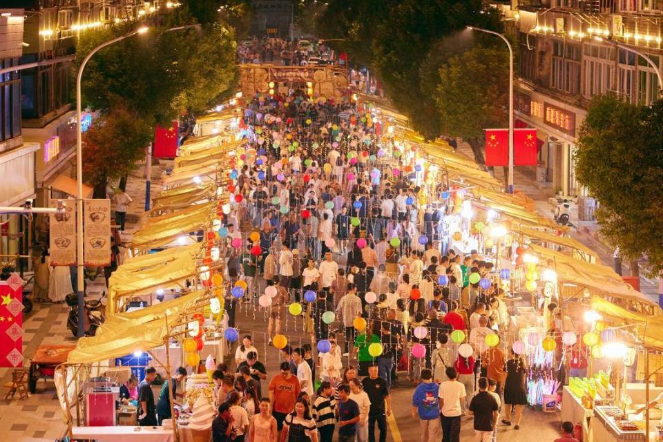 答案便是南渡镇中秋运河游园会,地处溧阳市中部,东与溧城镇交界,南与