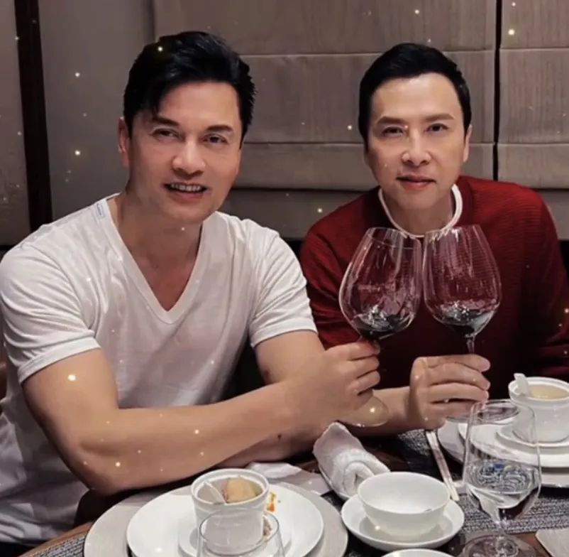 甄子丹近照满脸皱纹,保养能力不及66岁吕良伟,网友指出重要原因_腾讯