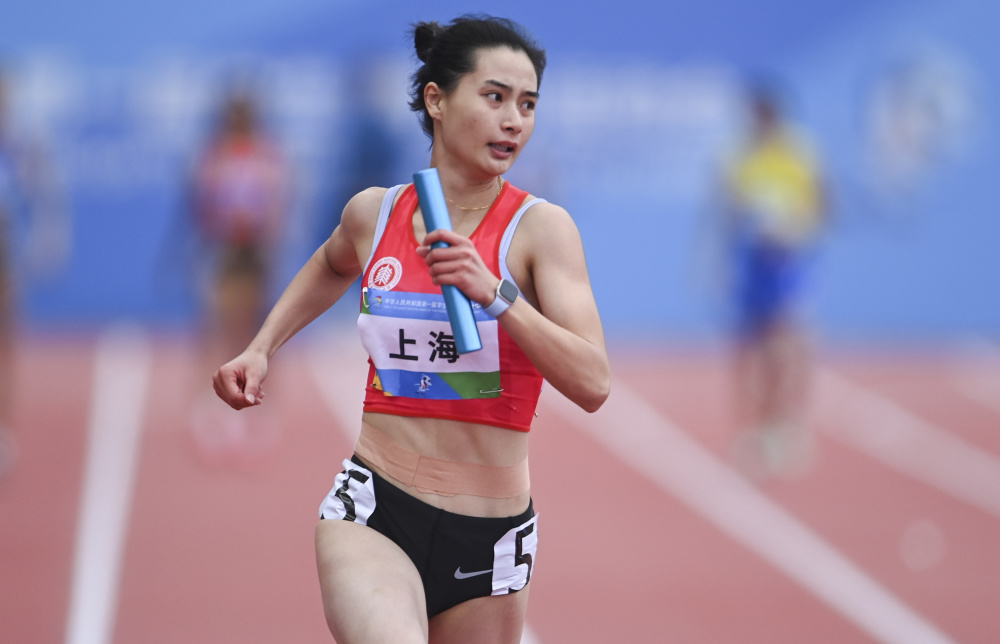 田径——大学乙组女子4x100米接力:上海队夺冠