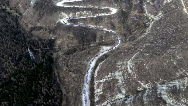 今年清明节期间,宁夏固原市第二中学和弘文中学组织高一和初一2000多