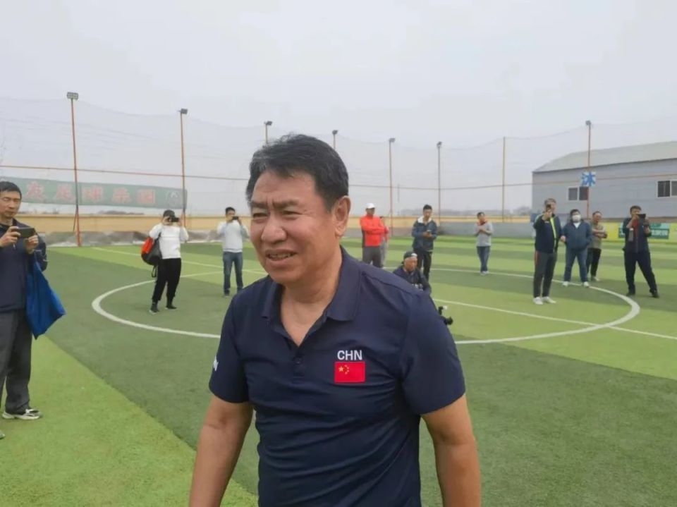 在京津两队即将在中超联赛相遇前,两地的足球元老们用爱为名,以足球为