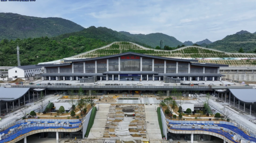 位于永嘉县枫林镇的杭温高铁楠溪江站,站房同样为配合联调联试对站台