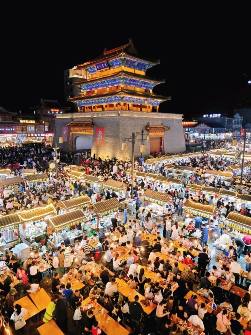 鼓楼夜市是大多数游客来到开封的第一选择,但我们更推荐西司夜市,其