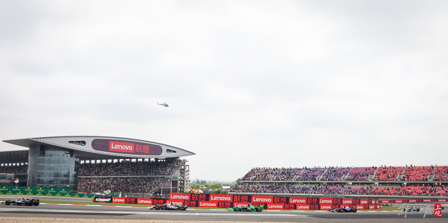 F1上海站第二个比赛日，观众玩起人浪_腾讯新闻