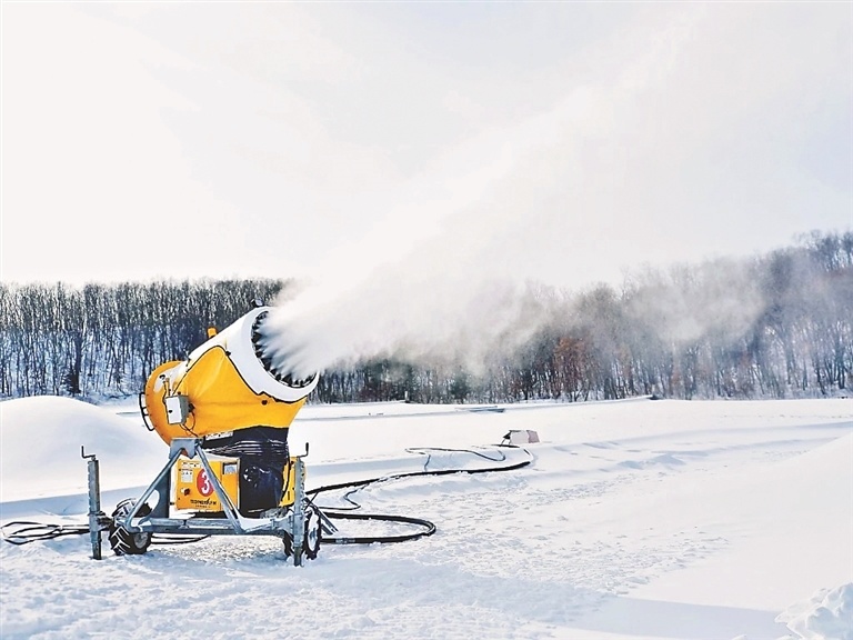 宝清圣洁摇篮山滑雪场造雪正酣