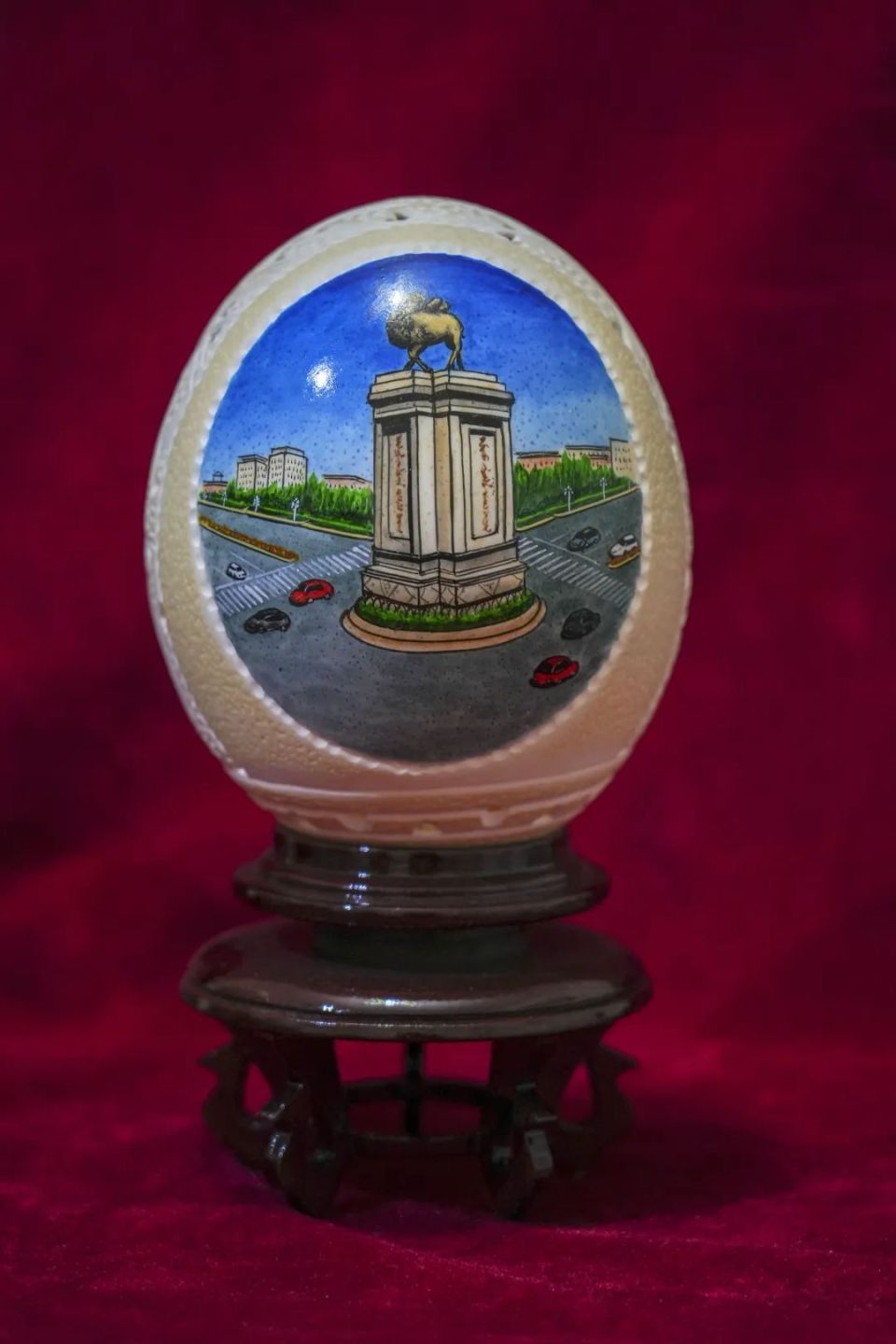 鸵鸟蛋壳雕刻工艺品成就了杜有林的梦想,也让他对蛋雕的题材有了更多