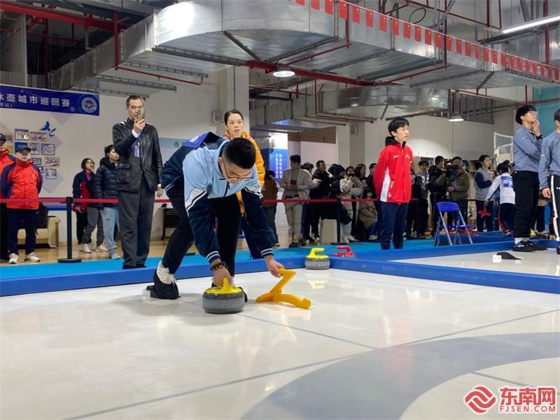 第一届全国陆地冰壶城市巡回赛在平潭开赛300多名选手竞技