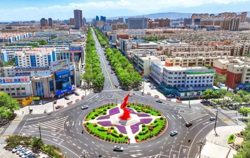 54公里的新华路,是嘉峪关市南北向中轴线,也是嘉峪关市最重要的城市