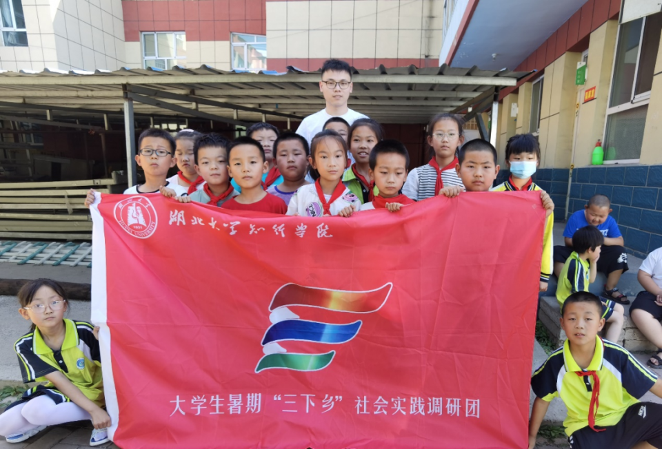 据悉,自6月18日,"风华正茂"三下乡实践团队成员结束武汉红色研学之旅