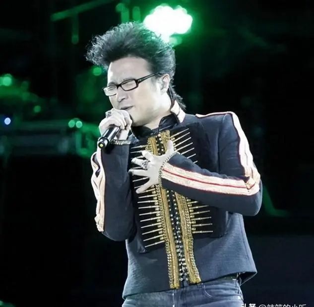 53岁汪峰四婚四离,现在又交小21岁嫩妻,她穿得局里局气,真是艳福不浅