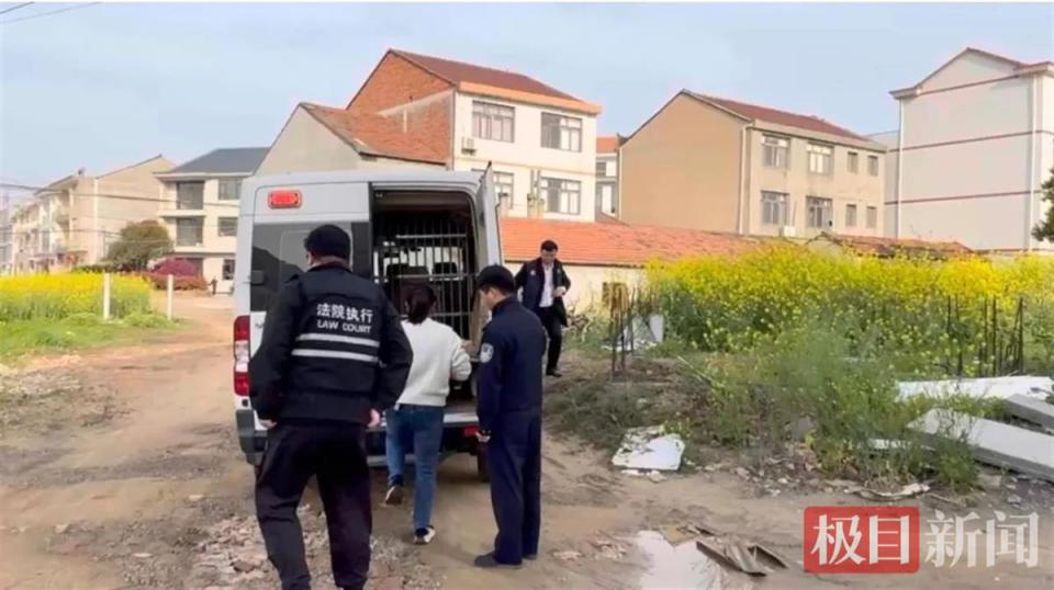 欠3万元不还却偷建豪宅，老赖夫妻临被拘留终还款_腾讯新闻