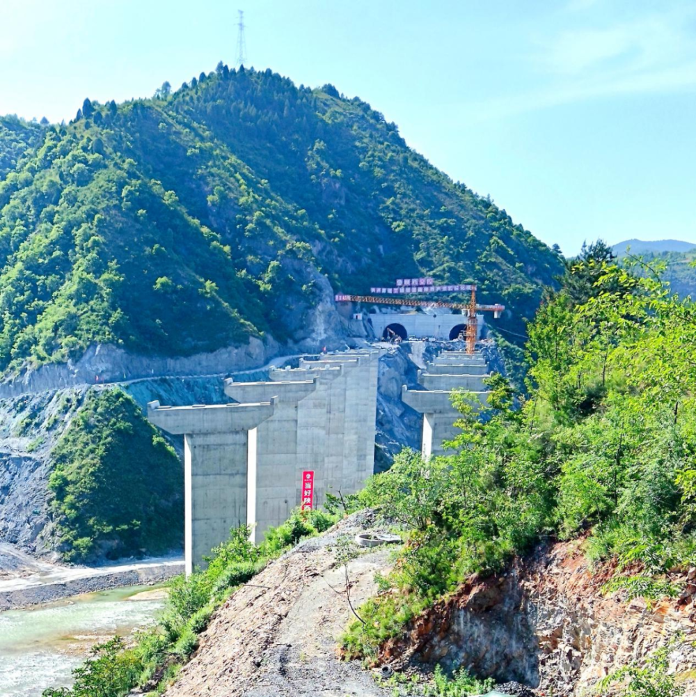 洛卢高速公路刷新进度条