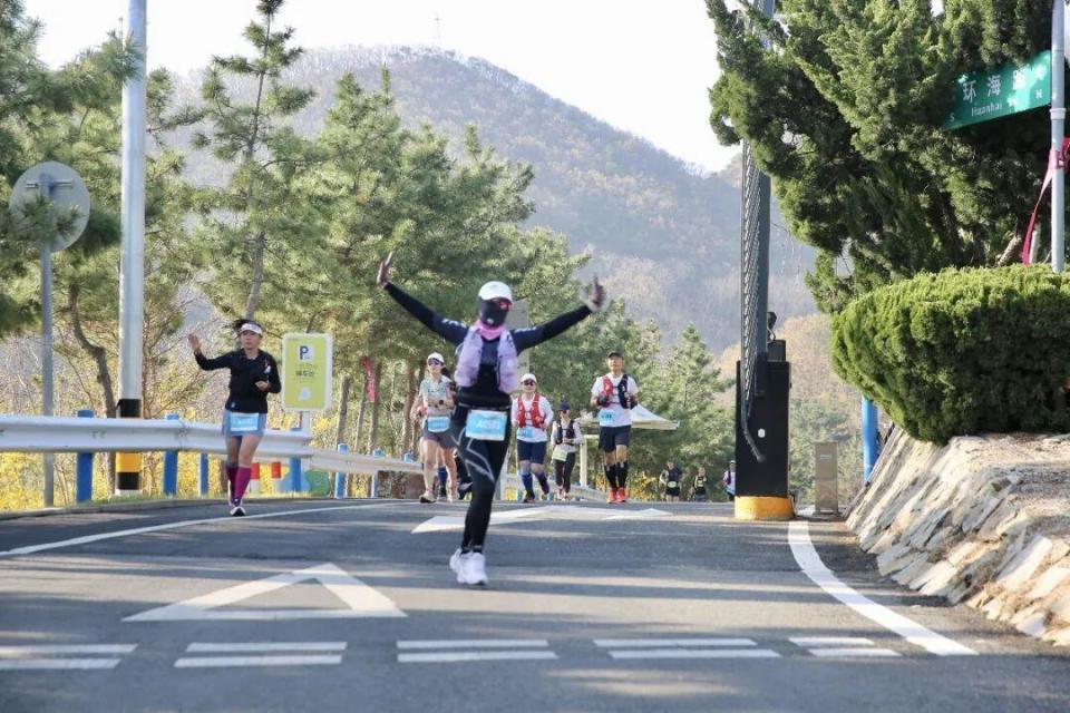 威海山海跑激情开跑，近1500名跑者齐聚_腾讯新闻
