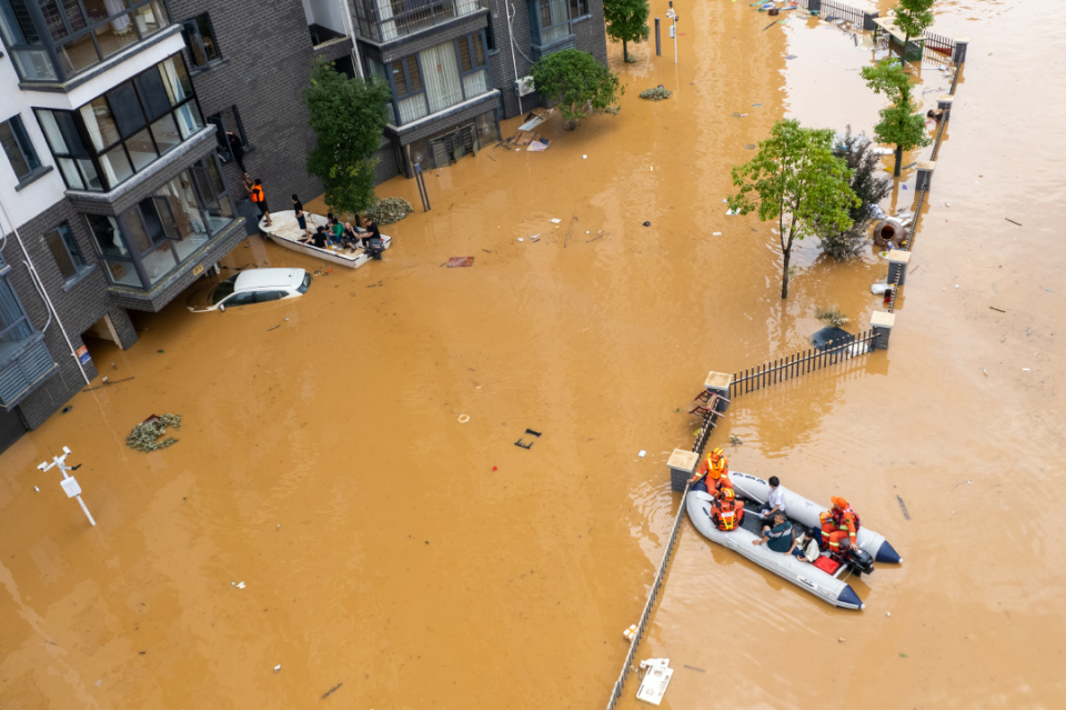 视觉中国 图2024年7月2日,湖南岳阳,平江县遭遇洪水侵袭,救援人员