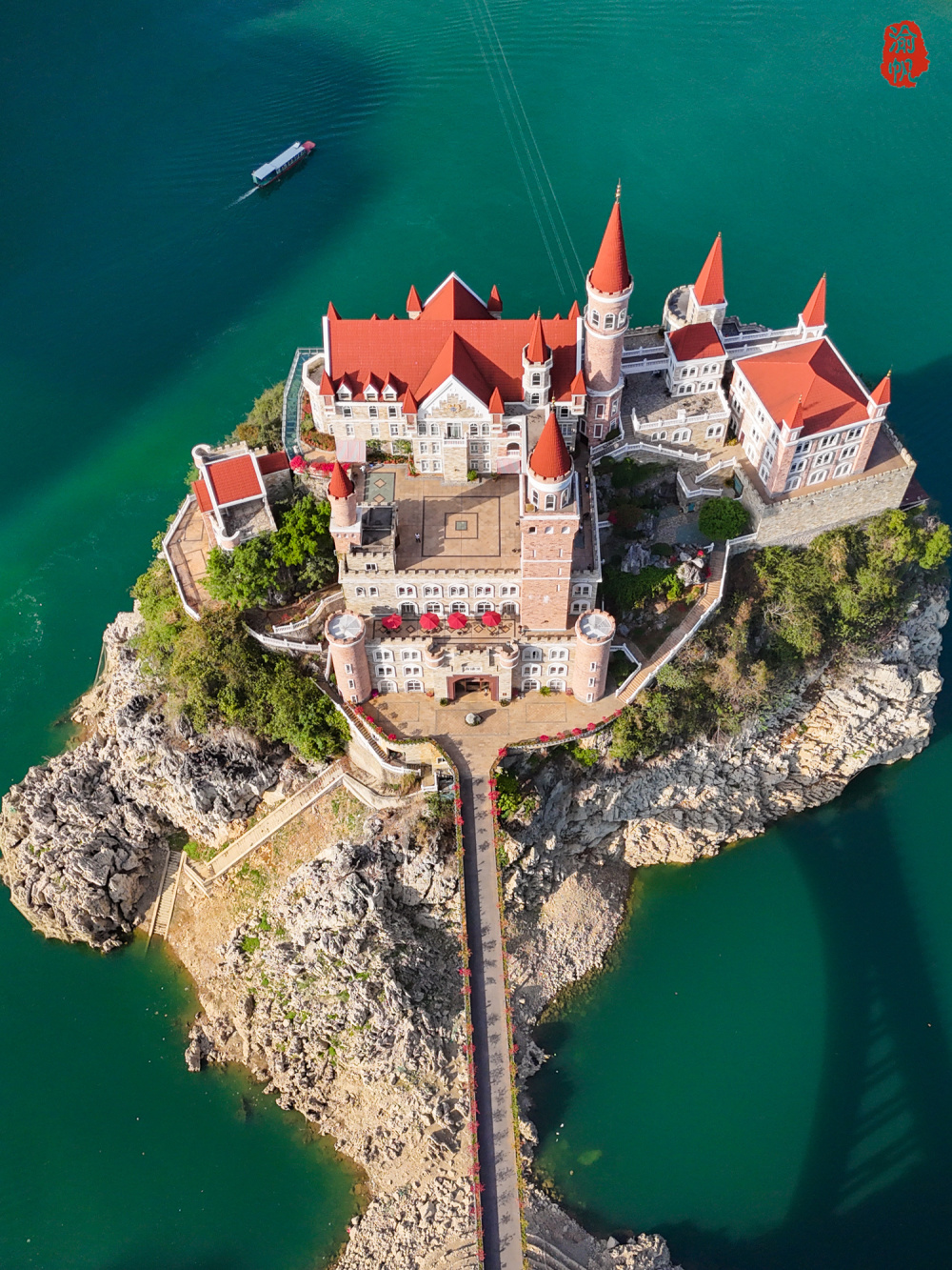 贵州万峰湖私藏中国天鹅堡,由贵州富豪花2.4亿打造