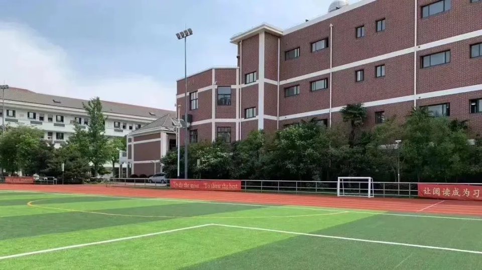 松江七中校园2016年,他被输送到上海市第二体育运动学校,师从方