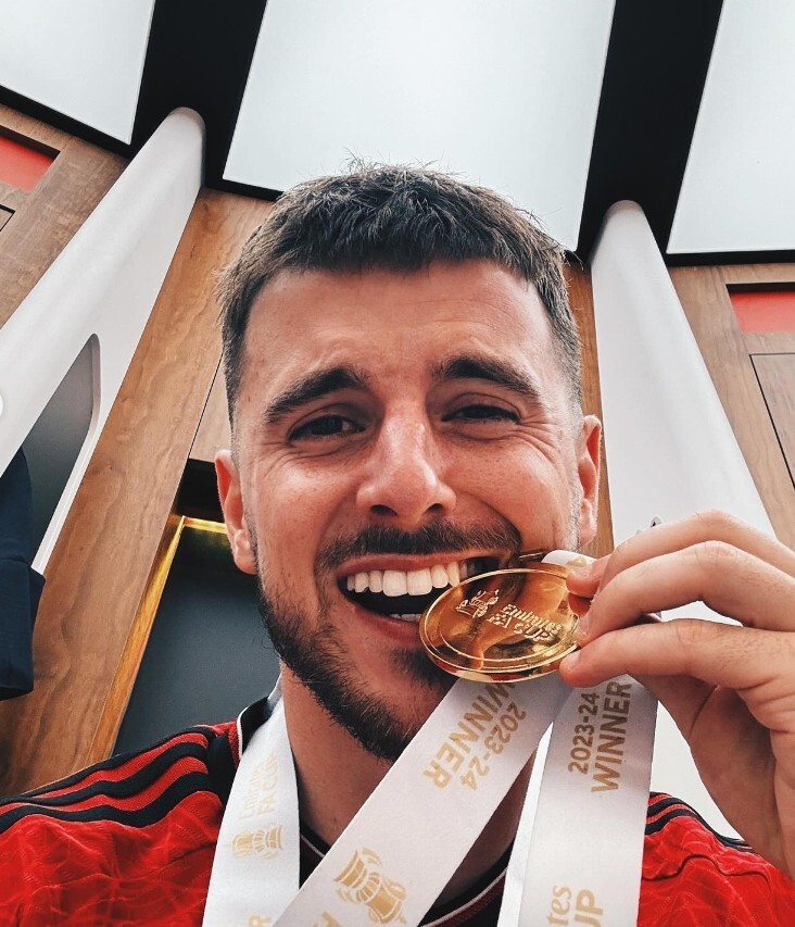 足总杯两次替补出场总计16分钟随队夺冠,芒特社媒晒捧杯照