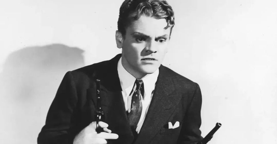 詹姆斯·卡格尼是1930年代黑帮片盛行时最红的男演员,比在《疤面人》