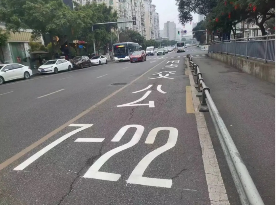 合肥13条公交专用车道不再抓拍处罚合肥交警发布的通告称,为充分利用