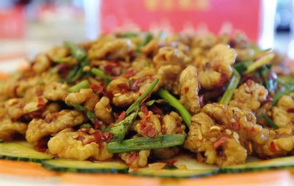 核桃美食突出大姚核桃壳薄,肉白,含脂量低,蛋白质高等优点,用核桃入菜